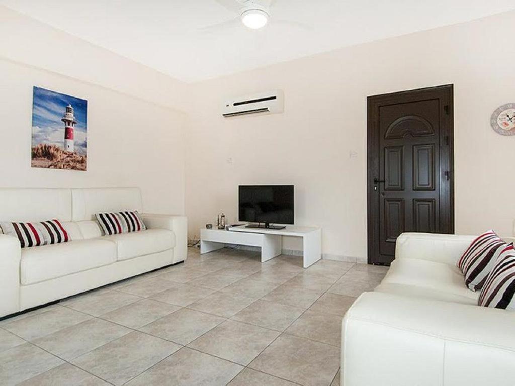 Beautiful 2-Bedroom Apartment - Great Location Paphos Kültér fotó