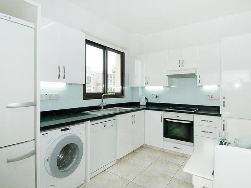 Beautiful 2-Bedroom Apartment - Great Location Paphos Kültér fotó