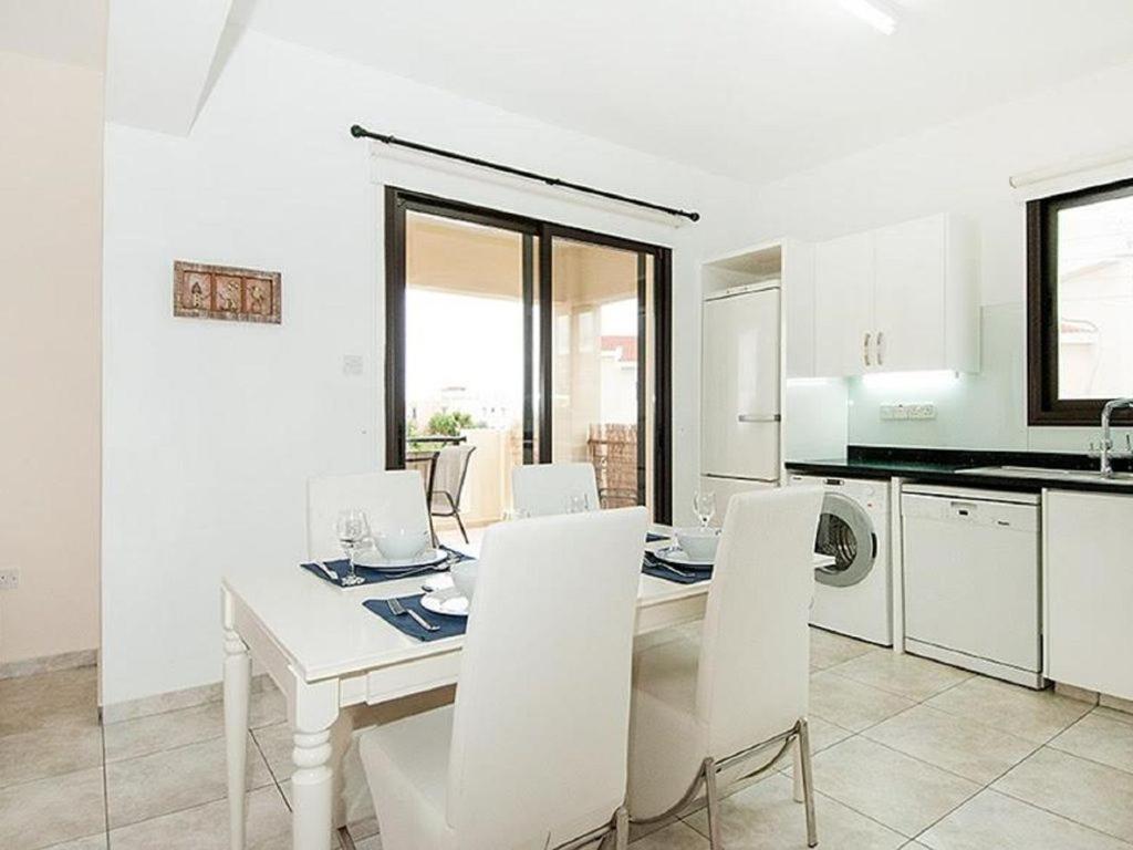 Beautiful 2-Bedroom Apartment - Great Location Paphos Kültér fotó