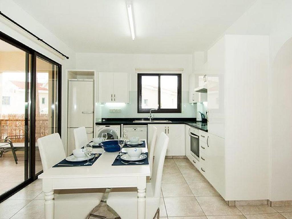 Beautiful 2-Bedroom Apartment - Great Location Paphos Kültér fotó